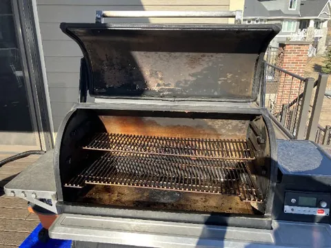 Dirty grill before cleaning